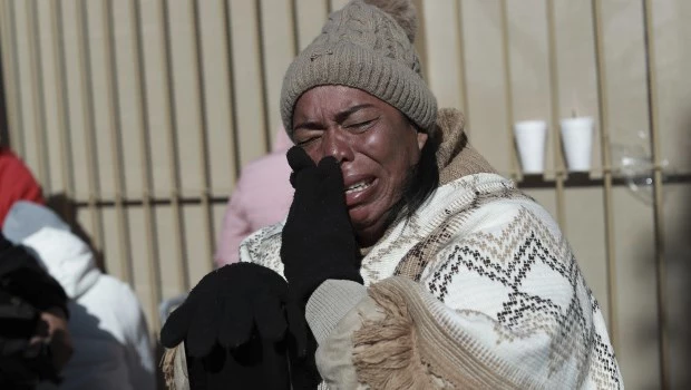 La migrante colombiana Margelis Tinoco, de 48 años, llora después de que su cita con la CBP One fuera cancelada en el puente internacional Paso del Norte en Ciudad Juárez, México, en la frontera con Estados Unidos.