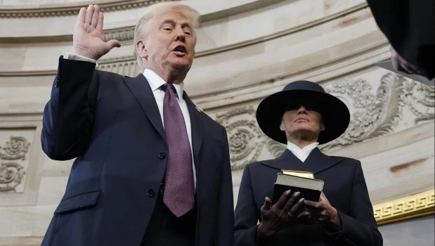 Trump es juramentado como el 47º presidente de los Estados Unidos por el presidente de la Corte Suprema John Roberts mientras Melania Trump sostiene la Biblia durante la 60ª investidura presidencial en la Rotonda del Capitolio.