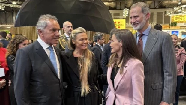 Daniel Scioli en la inauguración oficial de la FITUR 2025, con SSMM Los Reyes de España, Felipe VI y Letizia.