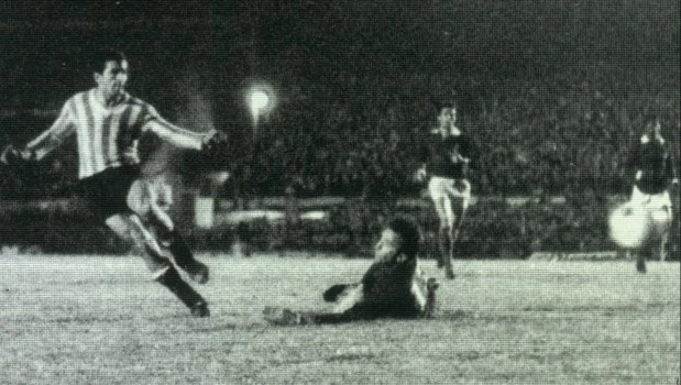 La Bruja Verón anota contra Palmeiras en la final de la Copa Libertadores de 1968.