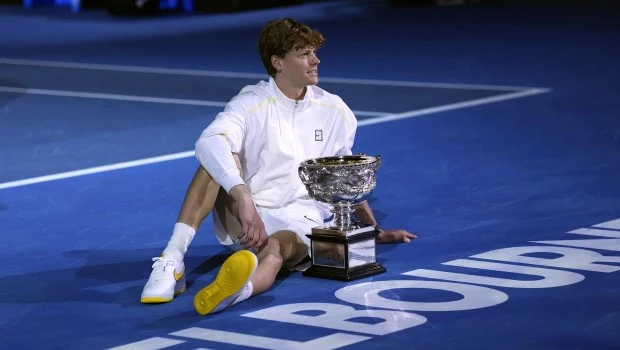 Sinner consigue en Australia su tercera corona de Grand Slam en la tercera final perdida por Zverev