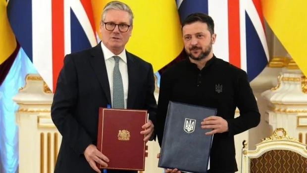 El primer ministro británico, Keir Starmer, y el presidente ucraniano, Volodymyr Zelensky, posan para fotografías después de celebrar una ceremonia de firma para conmemorar los 100 años de asociación entre los países en el Palacio Mariinskyi en Kiev, Ucrania (16-01-2025 ).