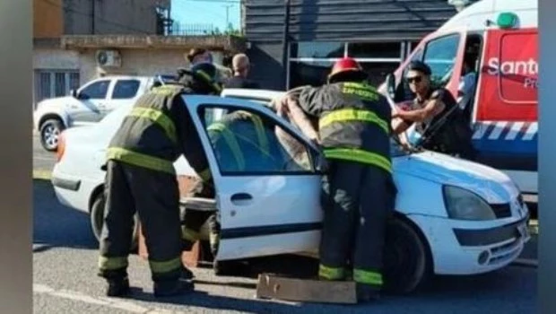 Un ciclista fue embestido por un automóvil y terminó incrustado en el parabrisas