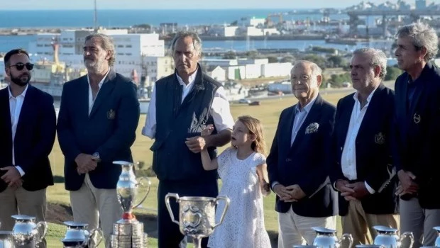 Scioli y el director de La Prensa, Aldrey Iglesias durante la entrega de premios.