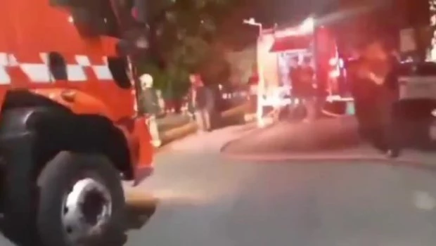 Voraz incendio en Parque Chacabuco: una bebé fue arrojada desde un segundo piso para salvarle la vida 