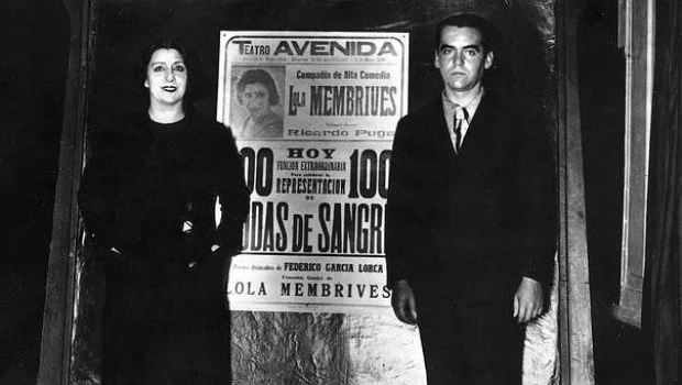 Federico García Lorca al presentar ‘Bodas de sangre’ junto a Lola Membrives.