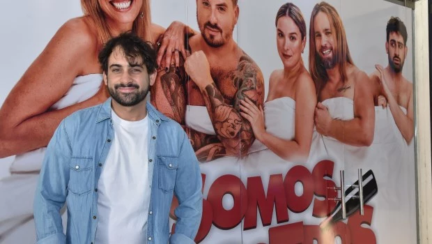 Arostegui en el Multitabarís, donde de miércoles a domingos encarna a Daddy en la divertida comedia ‘Somos nosotros’. (Foto: Gustavo Carabajal)