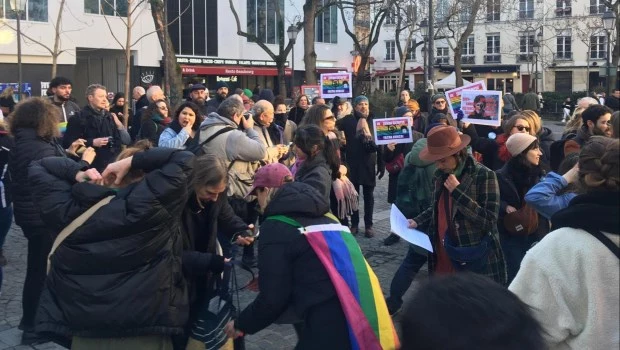 PARÍS- Un grupo de personas en una protesta contra las políticas de Milei, en solidaridad con la convocada en Buenos Aires por colectivos LGTBI+ del país.