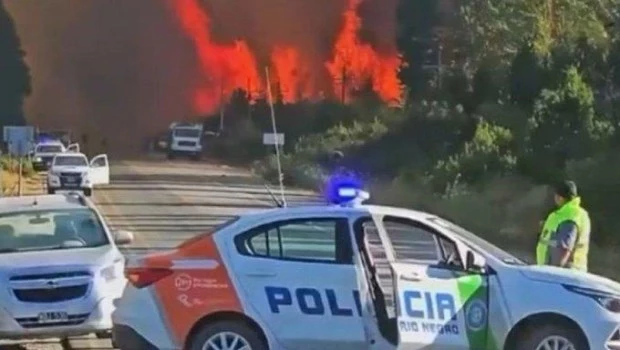 El Bolsón: evacuaron a 800 turistas y el fuego ya arrasó más de 2.000 hectáreas