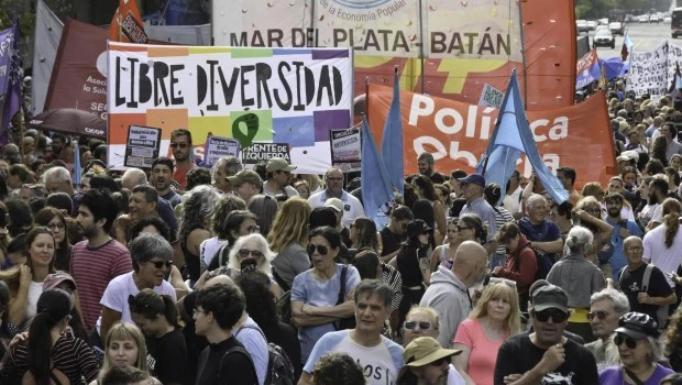 Con presencia de dirigentes políticos, el colecivo LGTBIQ+ se movilizó a Plaza de Mayo con críticas a Milei