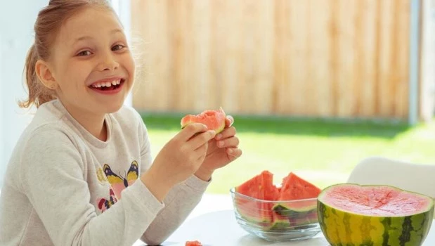 Verano saludable: tips de hidratación y comidas seguras para los más pequeños 