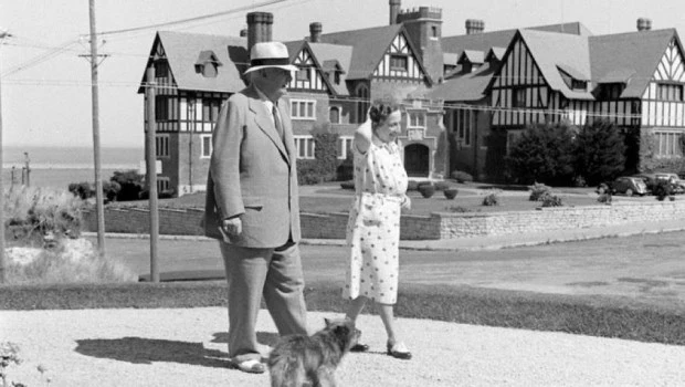 Marcelo T. de Alvear, junto a su eposa Regina Pacini, paseando en Mar del Plata a principios de los ´40.