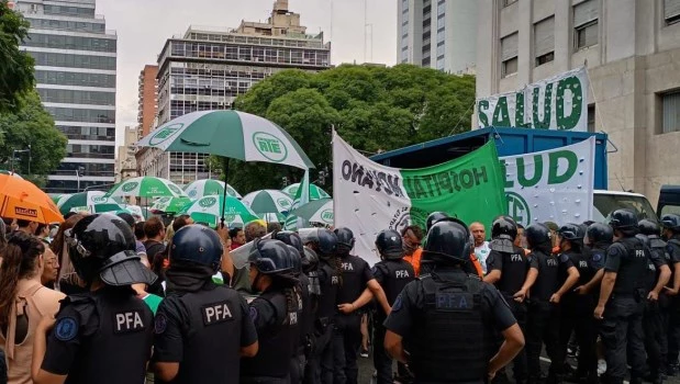 Disturbios durante el abrazo al Ministerio de Salud