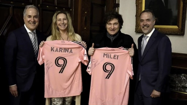 Milei se reunió con el dueño del Inter de Miami que le regaló la camiseta firmada por Messi 