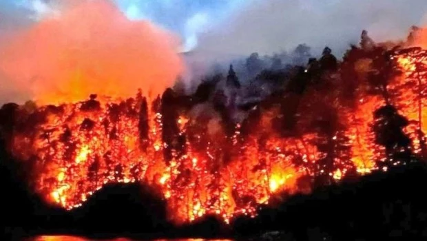 Continúa el incendio en el Parque Nahuel Huapi tras 40 días