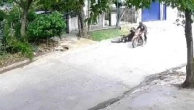 Brutal asalto en Ituzaingó: arrojaron a una pareja a la calle para robarle la moto 