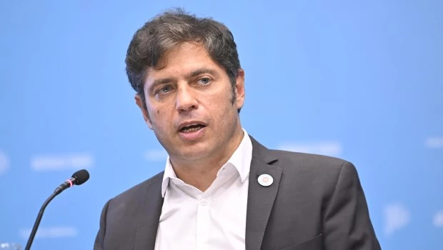 Kicillof sostiene que las promesas de Milei y Caputo de no devaluar y levantar el cepo son contradictorias 