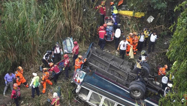 Al menos 51 fallecidos al caer un ómnibus de un puente en Guatemala