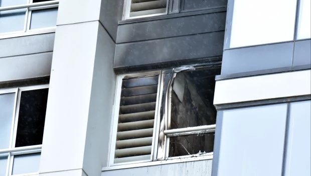 El fuego se desató en el piso 11 de un edificio ubicado en Marta Lynch 551. FOTOS: GUSTAVO CARABAJAL.