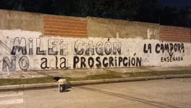 Operativo de pintadas de La Cámpora con la consigna "Milei cagón, no a la proscripción" 