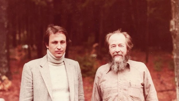 Nicolás Kasanzew junto al escritor ruso Alexandr Solzhenitsyn, durante una visita a su “dacha” en Cavendish, Vermont, en 1984.