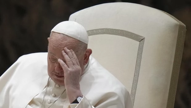 El Papa fue internado por una bronquitis