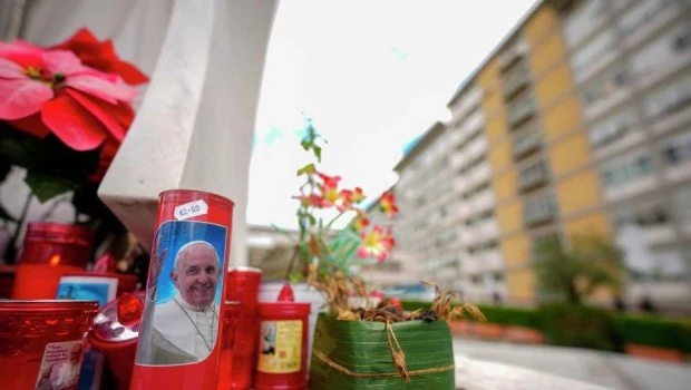 El Papa sigue internado pero aseguran que pasó una noche tranquila en el hospital