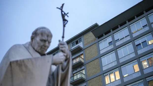 Francisco ingresó el viernes en el hospital Gemelli, de Roma.