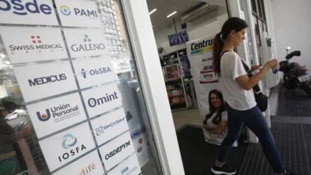 Autorizan a las prepagas a aplicar distintos aumentos según el tipo de plan 