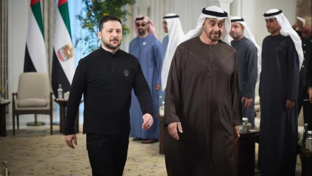 El presidente ucraniano Volodimir Zelenski llegó a Emiratos Arabes Unidos, primera escala de una gira regional.