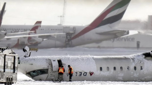 Un video captó el momento en que vuelca un avión en Toronto y se incendia