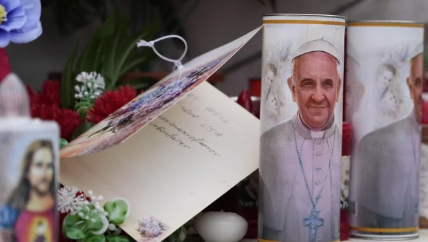 El Papa se encuentra estable y tuvo una leve mejoría