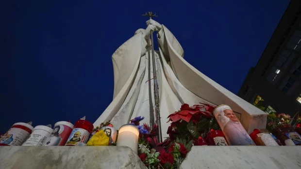 El Papa se levanta de la cama y sigue recuperándose de una neumonía