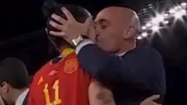 Le imponen una multa de más de 10.000 euros a Luis Rubiales por el beso no consensuado a Jenni Hermoso