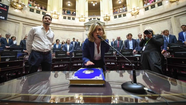 Asumió Stefanía Cora, la reemplazante de Kueider en el Senado 