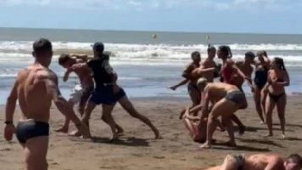 Escándalo en la costa: guardavidas terminaron a las piñas durante una competencia en Costa Azul