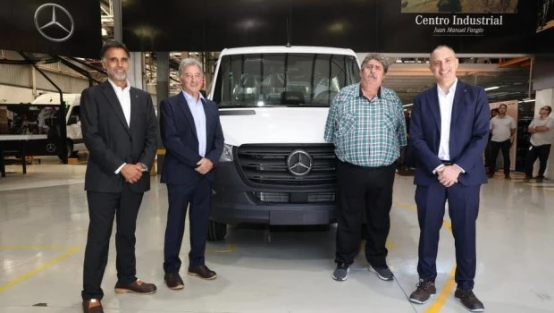 El CEO saliente de Merdeces-Benz Argentina, Manuel Mantilla; el nuevo CEO de la firma en el país, Daniel Herrero; el líder de SMATA, Ricardo Pignanelli y el representante global de vans de la marca, Francesco Ciancia.