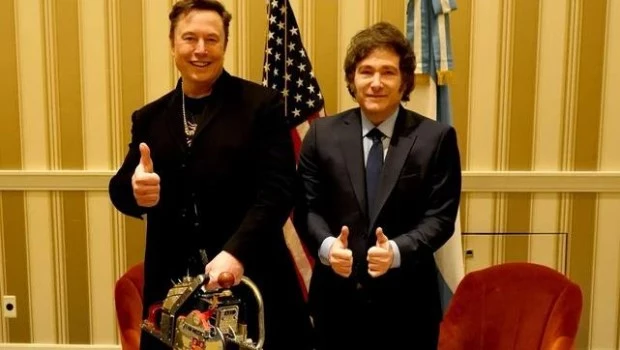 Javier Milei le regaló una motocierra a Elon Musk