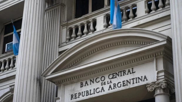 El Banco Central compra divisas, pero las reservas se siguen evaporando 