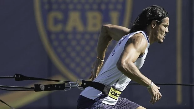 Cavani se entrenó con el resto del plantel y estaría disponible para la vuelta contra Alianza Lima 