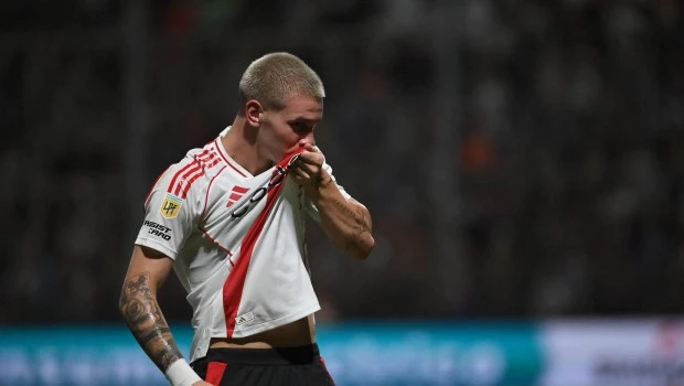 Franco Mastantuono celebra su gol, el segundo de River.