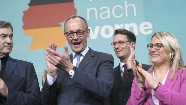 Friedrich Merz, del conservador Unión Cristiano Demócrata, agradece a sus simpatizantes en Berlín.