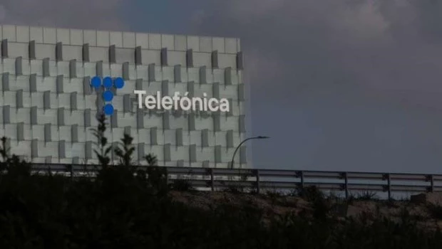 Telecom compró Telefónica de Argentina y el Gobierno advirtió sobre la eventual conformación de un monopolio