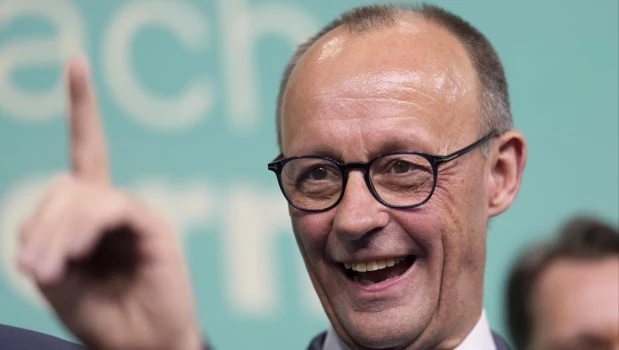 Friedrich Merz, del conservador partido Unión Cristiano Demócrata, celebra las palabras de Markus Soeder, líder de la CSU, en Berlín.