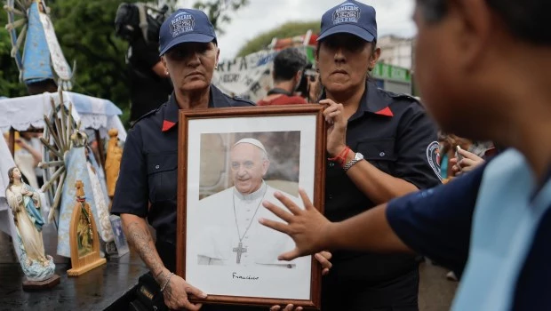 García Cuerva encabezó una misa en Plaza Constitución para rezar por el Papa Francisco