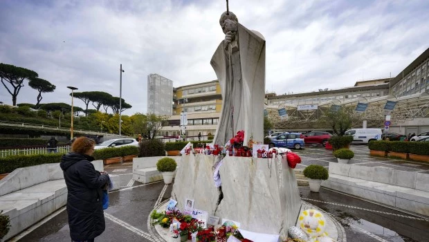 El Papa se sienta erguido en un sillón, mientras se espera el resultado de la TAC