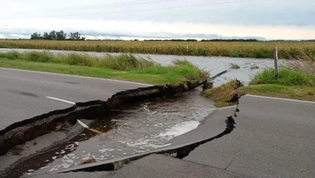 Se hundió una ruta en Córdoba tras una tormenta