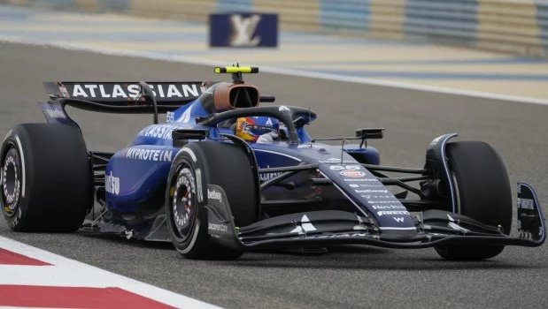 Sainz dominó el segundo día de pruebas en Bahréin