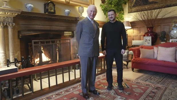 Carlos III y Zelenski posan para una fotografía durante su reunión en Sandringham Estate en Norfolk, Inglaterra.