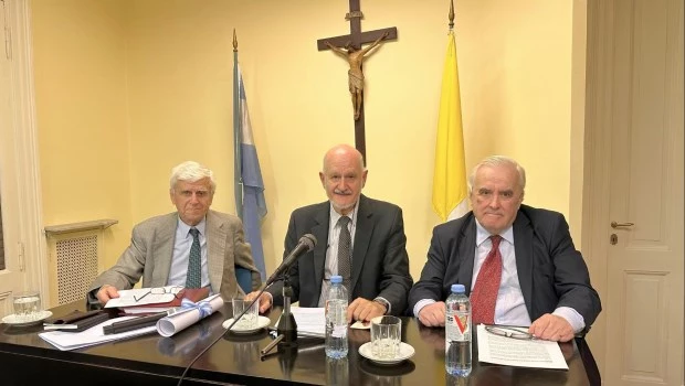 De izq. a der: Gerardo Palacio Hardy, Jorge Rouillon y Dr. Juan Marcos Pueyrredón durante el acto de incorporación.